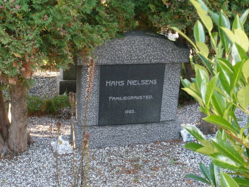 Hans Nielsen's familiegravsted.JPG